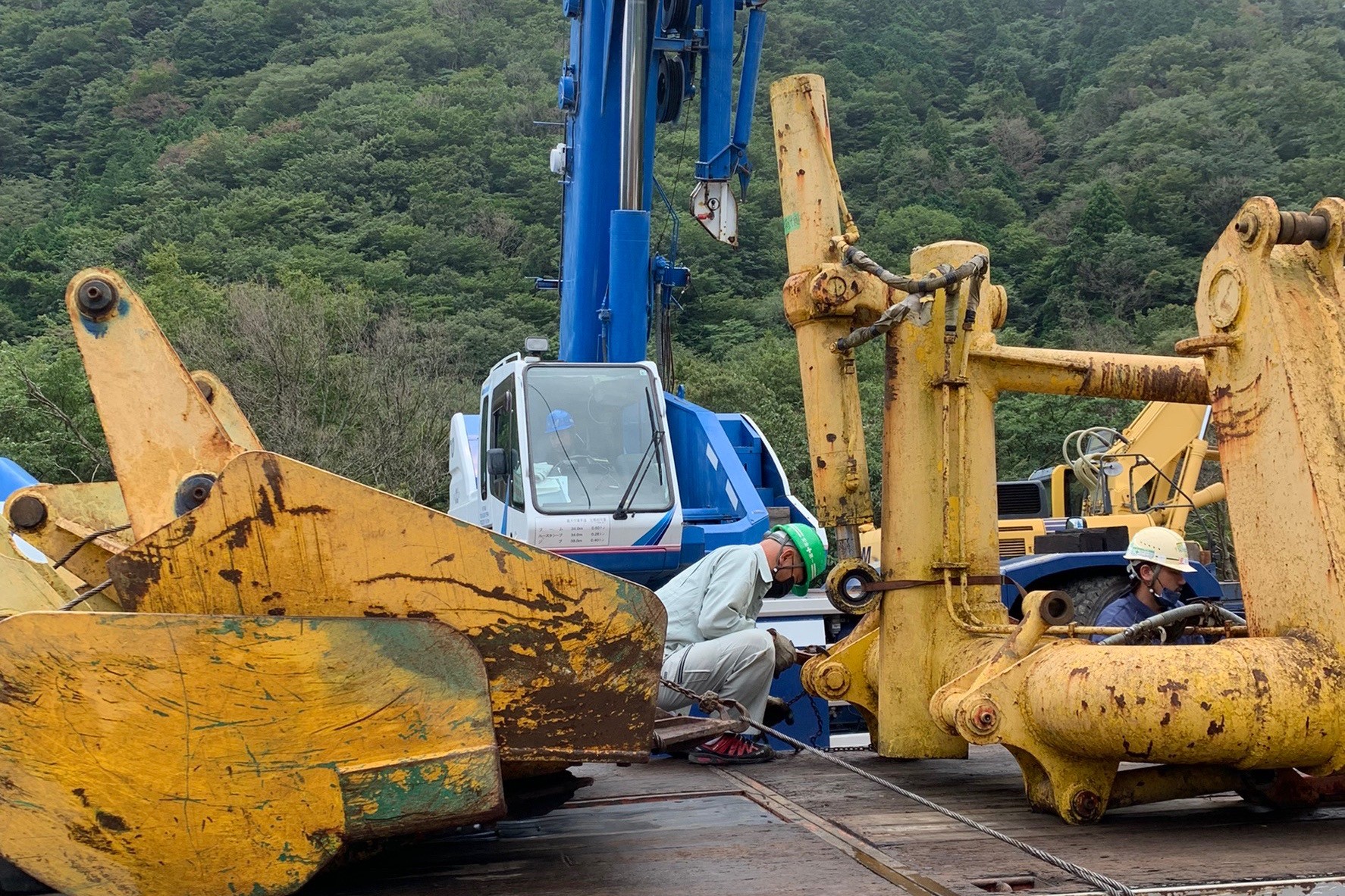 移動式クレーンによる大型特殊車両の組立て作業 - 福吉重機